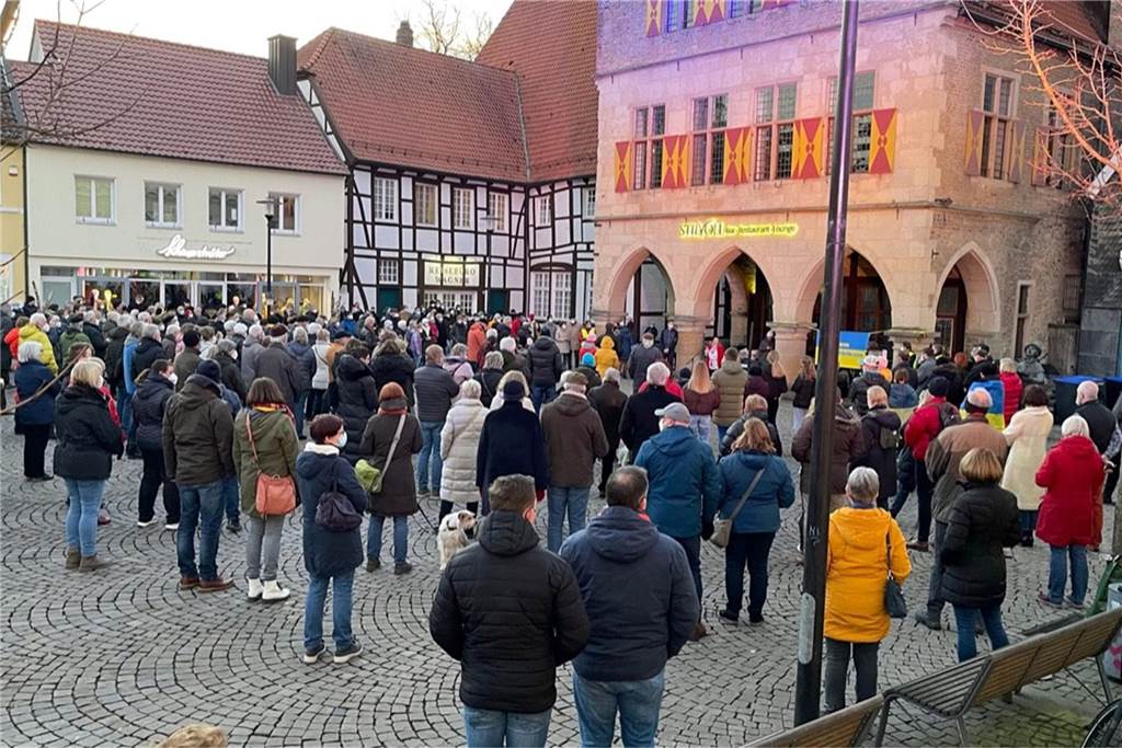 Psychologin über Kriegs-Traumata: „Darüber sollten sich auch Gastfamilien im Klaren sein“ Viele Menschen solidarisieren sich auf unterschiedliche Weise mit der Ukraine - wie hier bei einer Kundgebung des Internationalen Clubs Werne (ICW) auf dem Marktplatz.