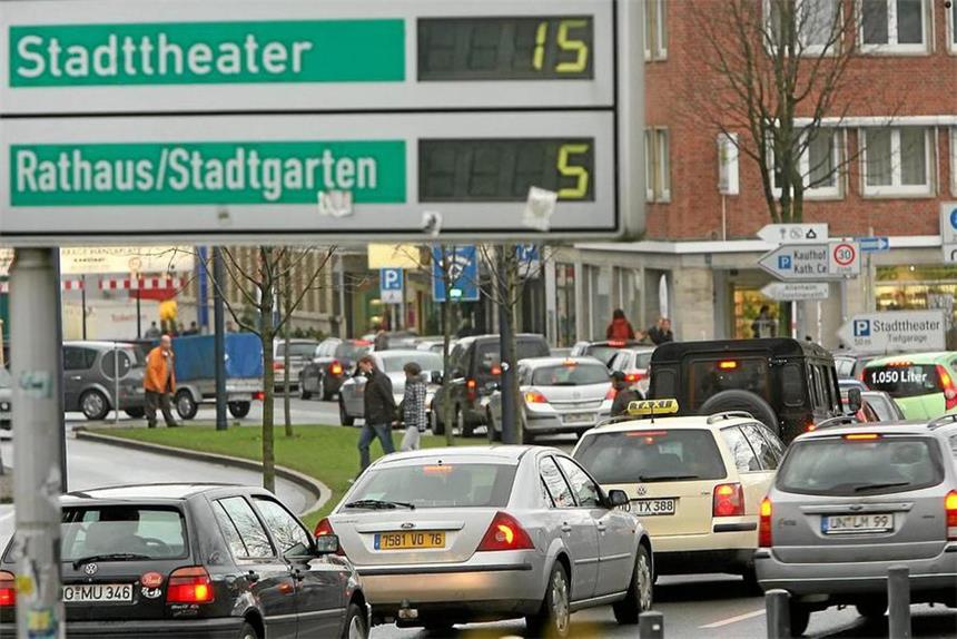 Verkaufsoffener Sonntag: Darum gab es ein Verkehrschaos Viele Menschen standen am Sonntag vor den Parkhäusern im Stau.