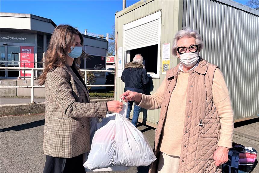 Hilfe für die Ukraine: Spendenflut und Tränen an der Corona-Teststelle Viele Menschen wie Marlies Zitterich kommen zur Covid-Teststelle auf dem Rewe-Parkplatz, um Spenden für die Ukraine abzugeben.