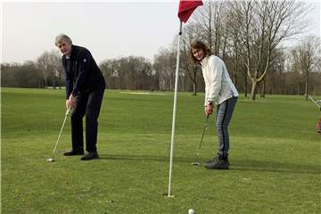 Viele Mitglieder schwangen am Montag wieder die Schläger auf dem Ahauser Golfplatz.