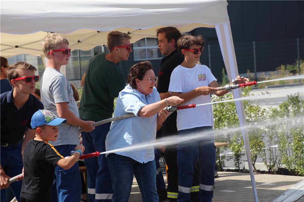 Mit Bildern: Freiwillige Feuerwehr Ascheberg gibt Einblick ins neue Gerätehaus Die Besucher dürfen die Löschspritzen der Feuerwehr Ascheberg ausprobieren.