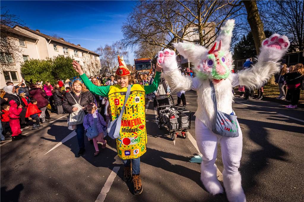 Viele Närrinnen und Narren setzten kreative Ideen bei ihren Karnevalskostümen um.