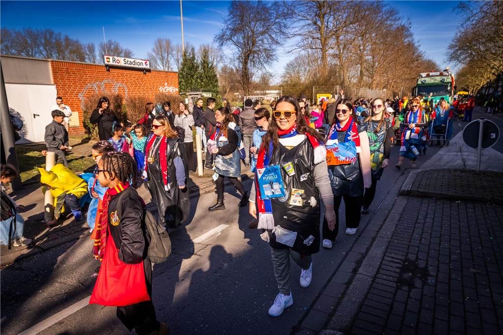 Viele Närrinnen und Narren setzten kreative Ideen bei ihren Karnevalskostümen um.