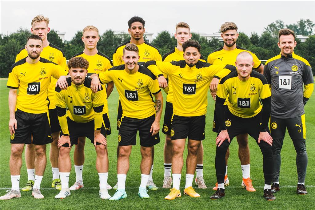 BVB-U23 startet Vorbereitung: Pherai zurück - Stürmer muss operiert werden Viele neue Gesichter begrüßte Enrico Maaßen (r.) beim Trainingsauftakt der BVB-U23 (hinten, v.l.): Ted Tattermusch, Timo Bornemann, Kamal Bafounta, Maik Amedick, Antonios Papadopoulos sowie (vorne, v.l.): Berkan Taz, Albin Thaqi, Marco Pasalic, Immanuel Pherai, Leon Klußmann.