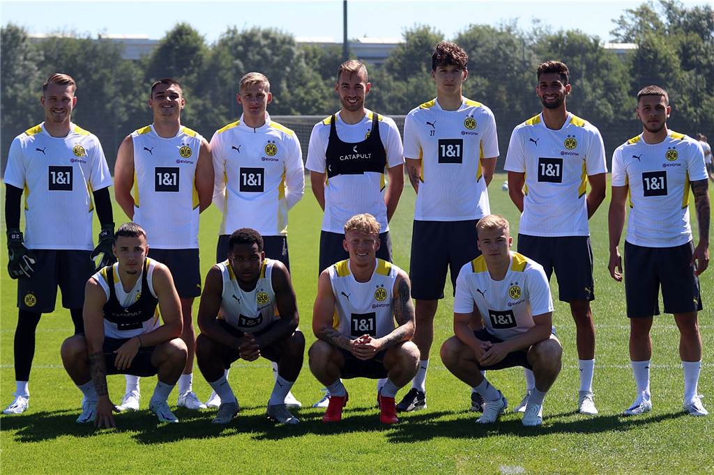 Trainingsauftakt der BVB-U23: Preußer im Anflug - weiterer prominenter Abgang Viele neue Gesichter bei der BVB-U23 (hinten, v.l.): Niklas Lübcke, Mario Suver, Bjarne Pudel, Michael Eberwein, Silas Ostrzinski, Aday Ercan, Can Hayri Özkan sowie (vorne, v.l.) Falko Michel, Jayden Braaf, Valentino Vermeulen und Dennis Lütke-Frie.