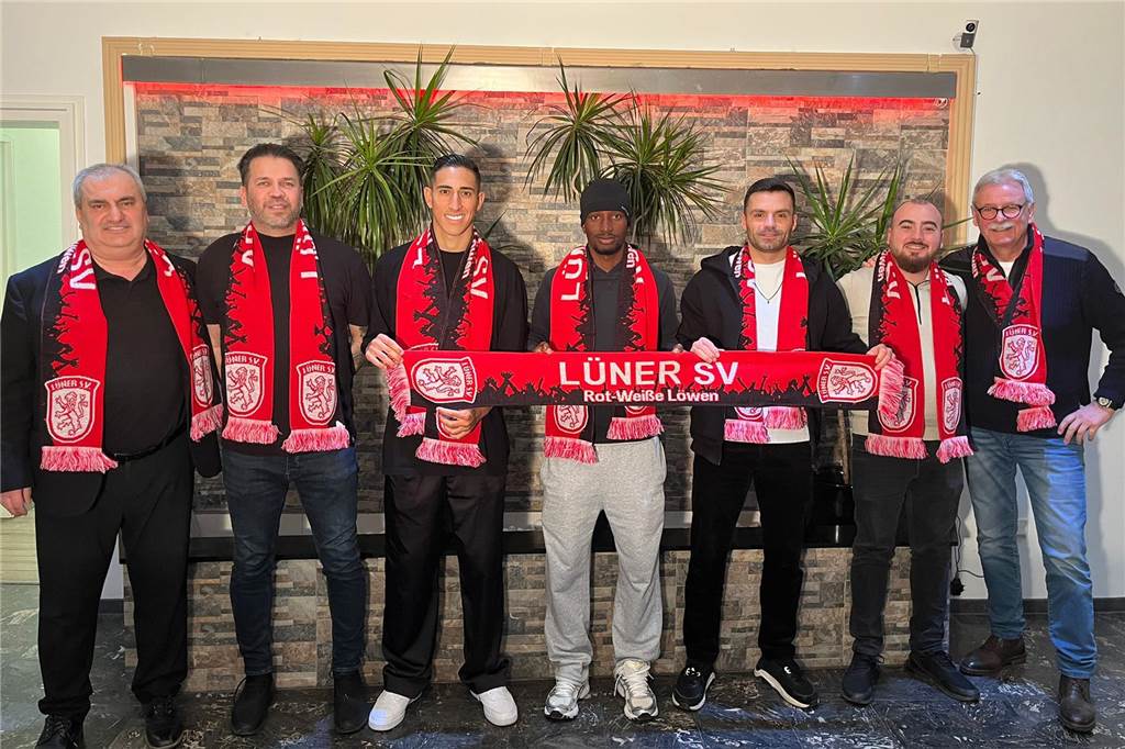 Türkspor-Vergangenheit: Lüner SV holt Ayala Cardoniz und Ibrahim Diallo Die Neuzugänge des Lüner SV halten einen Vereinsschal in der Hand.