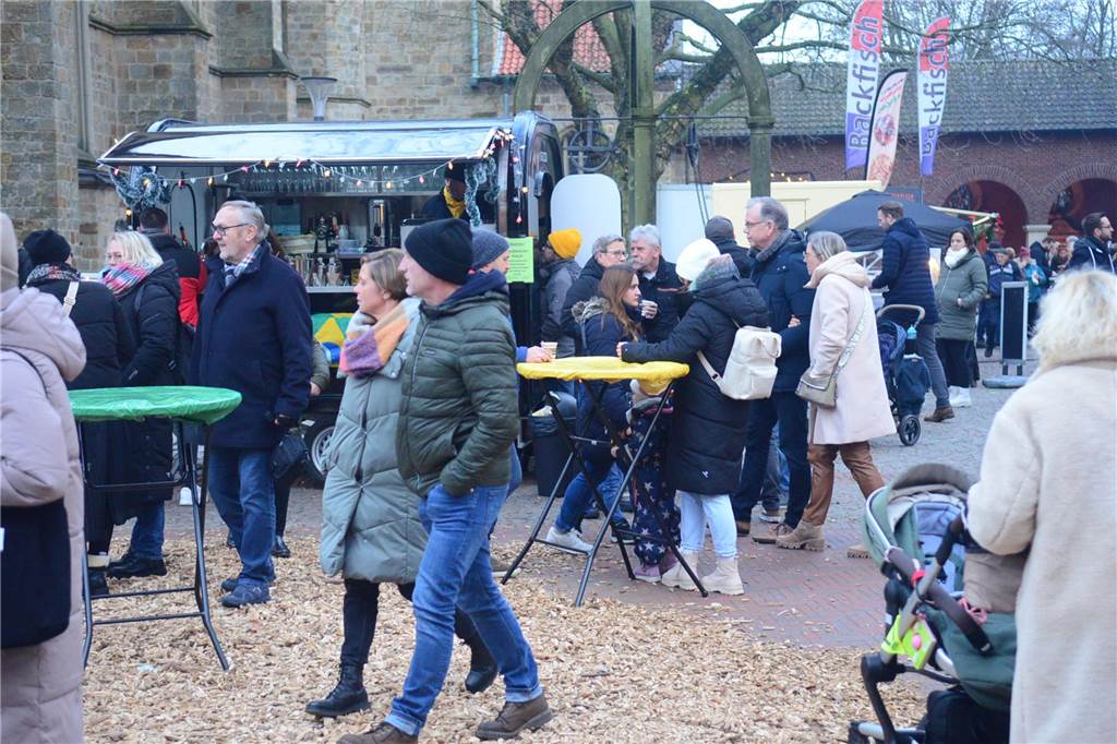 Viele Fotos vom Weihnachtsmarkt: Schafe, Heilige Drei Könige und viele Besucher