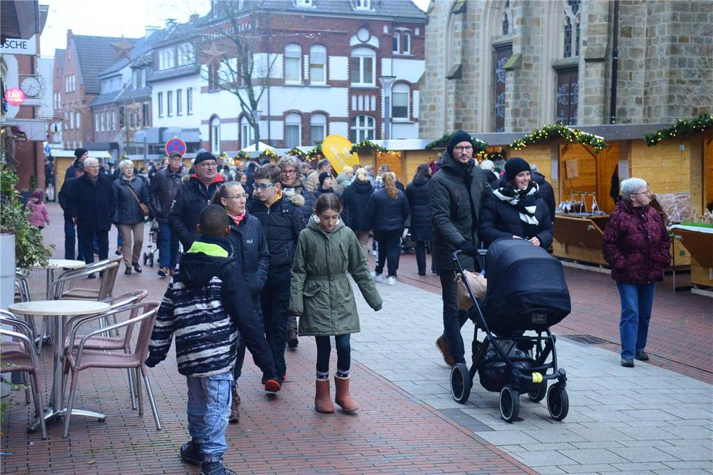 Viele Fotos vom Weihnachtsmarkt: Schafe, Heilige Drei Könige und viele Besucher