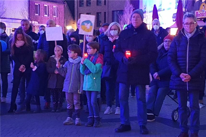 Gast-Mutter über ukrainische Flüchtlingskinder: „Es bricht mir das Herz“ Viele Olfener haben am Donnerstagabend auf dem Marktplatz ihre Solidarität mit der Ukraine gezeigt.