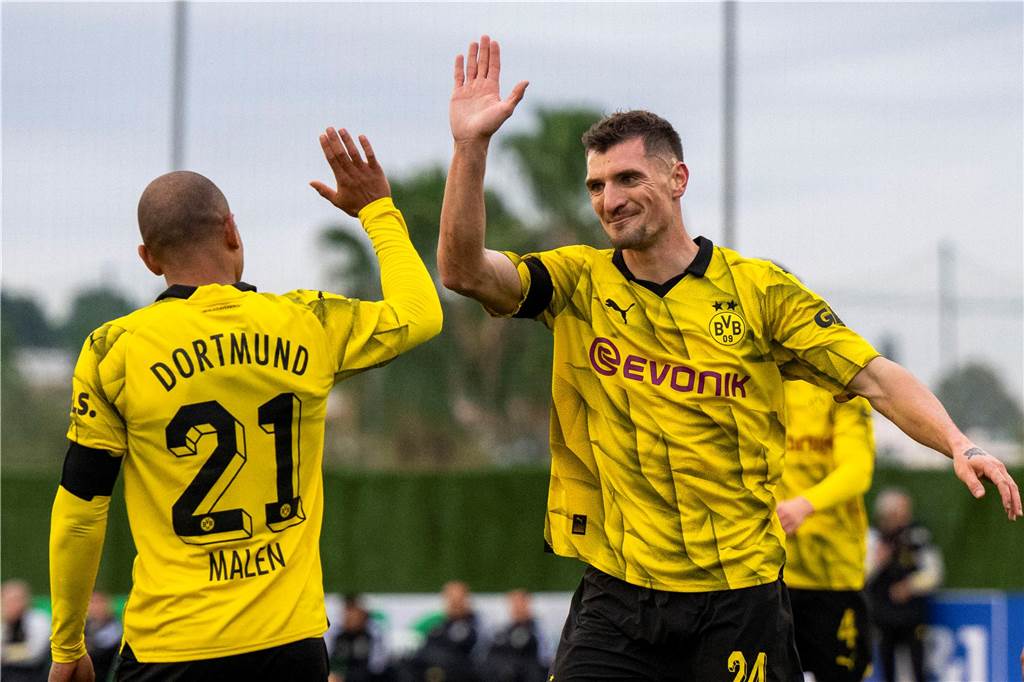 Potenzielle BVB-Abgänge im Winter: Zwei Kandidaten kristallisieren sich heraus Thomas Meunier klatscht mit Donyell Malen ab.