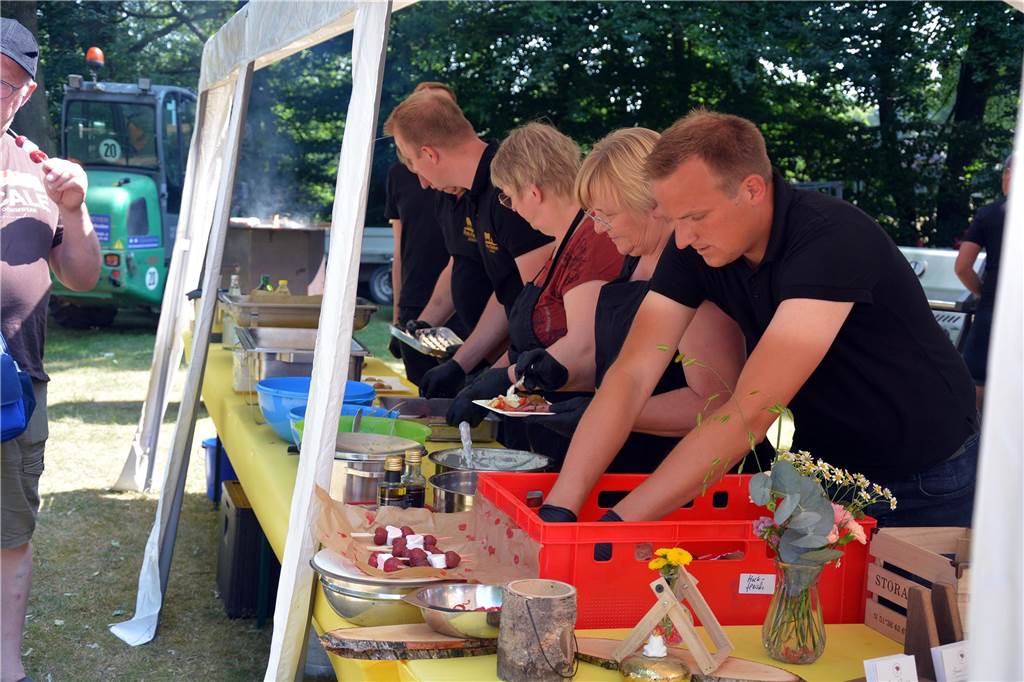 Von Happy Noaber bis Curry-Club-Sandwich: Viele Leckerbissen bei Grillevent Viele packen an beim Grillen
