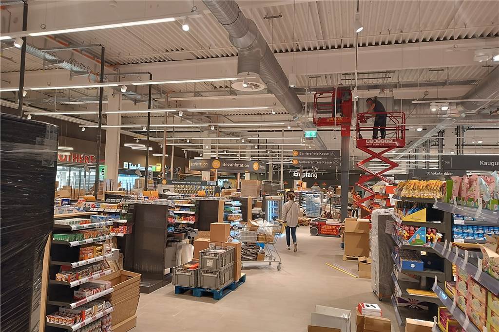 Erste Bilder: So sieht es im neuen Globus in Castrop-Rauxel aus Viele Pakete stehen noch in den Gängen, Hebebühnen sind noch im Markt. Die letzten Arbeiten laufen.