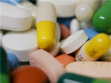 Viele Patienten kennen Form und Farbe ihrer Tabletten ganz genau - eine Umstellung fällt da oft nicht leicht. Foto: Frank May