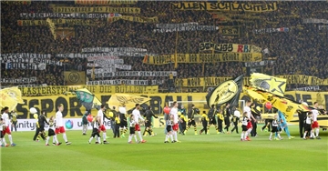 Viele Plakate der BVB-Fans gingen unter die Gürtellinie.
