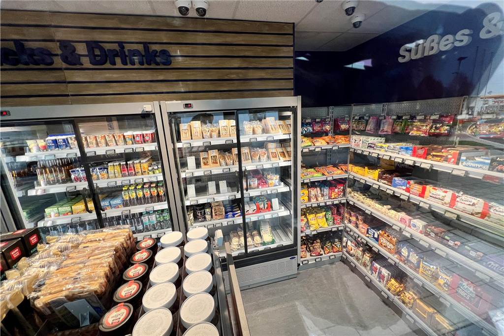 Neuer Rewe-Shop im Kamen Karree: Einkaufen mit KI ganz ohne Kasse Viele Produkte auf kleinem Raum. Wer durch die Fensterscheibe blickt, erhält eine Ahnung, was angeboten werden soll.