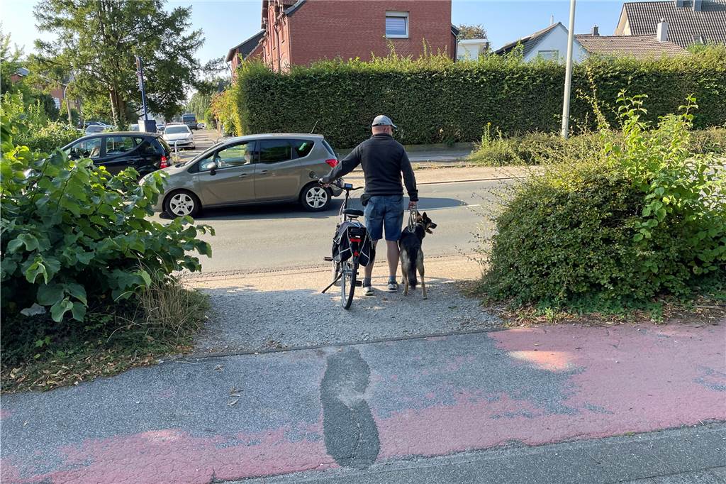 Politik sieht Vorschläge der Initiative Radverkehr überwiegend kritisch Ein Mann steht mit seinem Fahrrad an dem Radweg an der Penningrode.