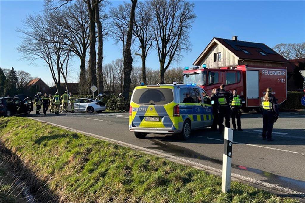 Unfall in Vreden : Vier Verletzte bei Zusammenstoß auf Kreuzung in Zwillbrock Viele Rettungskräfte waren beim Unfall in Zwillbrock auf der L 608 im Einsatz.