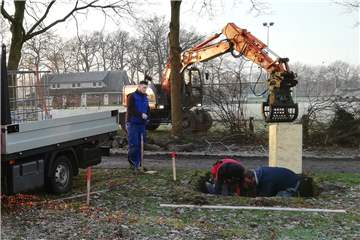Viele RWN-Helfer waren jüngst im Einsatz, um das Betonfundament für die Flutlichtmasten in den Boden einzubringen.