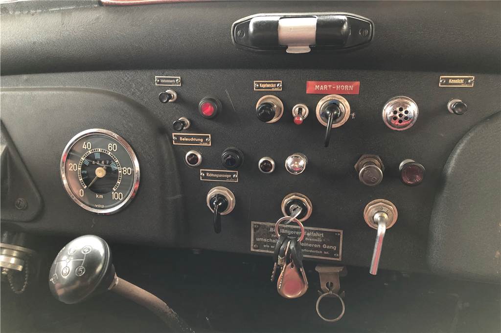 Mit Video: Runde Haube, lange Schnauze: Feuerwehr-Oldtimer begeistert Viele Schalter waren hier bis 1995 zu bedienen für die Feuerwehrleute. Für den privaten Gebrauch sind es weniger.