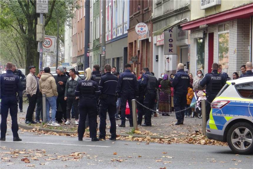 Hunderte Schaulustige bei Einsatz in Dortmund: Polizei nennt neue Details Viele Schaulustige versammelten sich bei einem Rettungseinsatz in der Nordstadt.