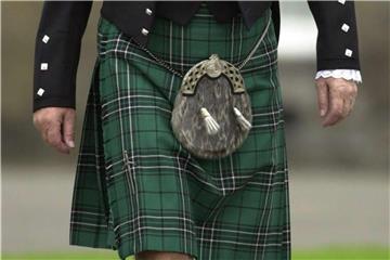 Viele Schotten tragen den Schottenrock mit den Karomustern. Und das nicht nur zu feierlichen Anlässen. Der Kilt gilt als sehr männlich. Foto: David Cheskin