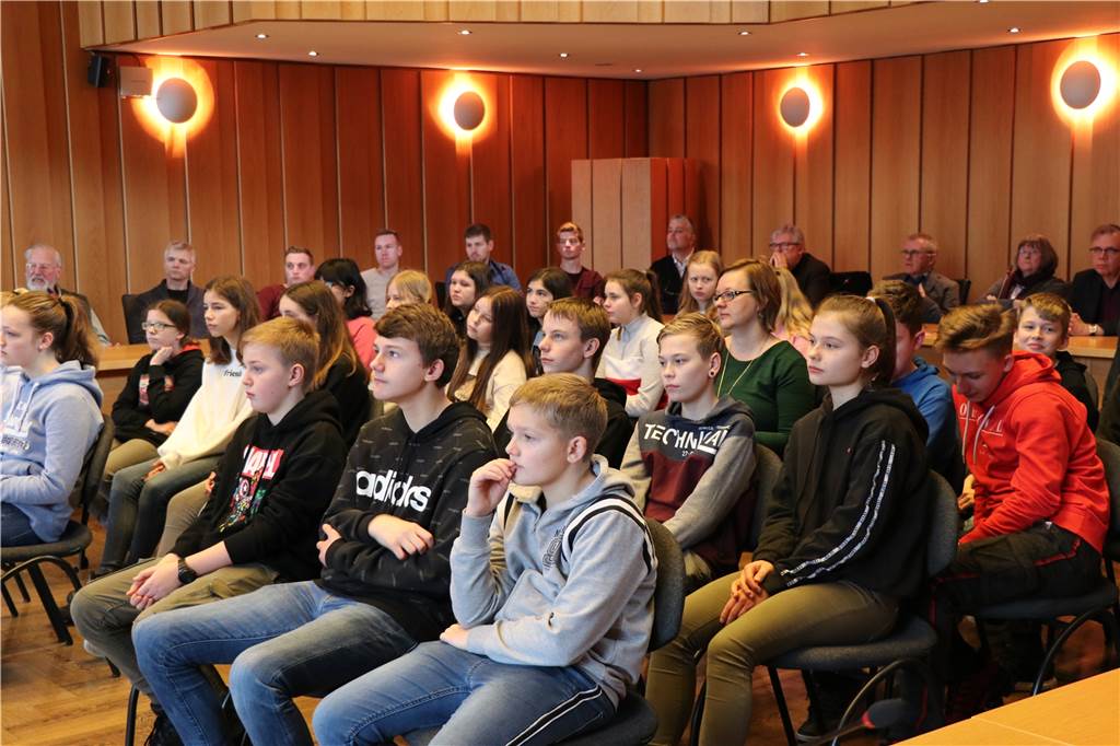 Im engen Versteckschrank dem Schicksal jüdischer Mädchen nachspüren Viele Schüler der Ahauser Schulen waren zur Ausstellungseröffnung gekommen und erfuhren einiges über die Lebensgeschichten von Johanna Reiss und Marga de Jong.