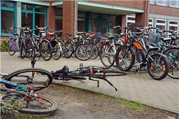 Viele Schüler kommen mit dem Rad zur Gesamtschule. Wenn es extrem windig ist, fallen schnell Räder um. Das ist sehr ärgerlich, denn viele Jugendliche kommen mit guten Rädern zur Schule.