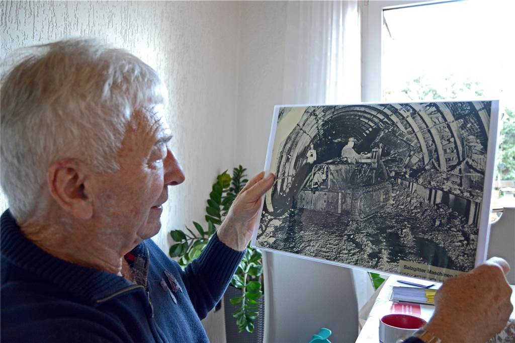 August Wundrok: Der Weg vom Rutschenbär zur Grubenwehr Viele seiner Bilder hat sich August Wundrok im Großformat einlaminiert.