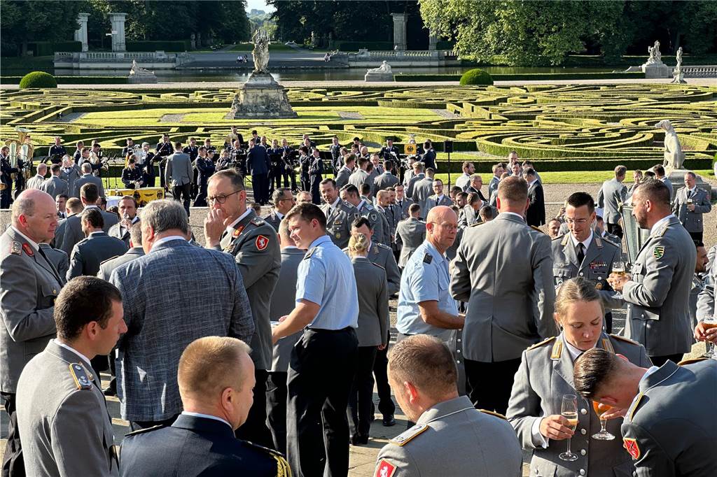 Viele Soldaten waren zu dem Treffen am Schloss gekommen. 