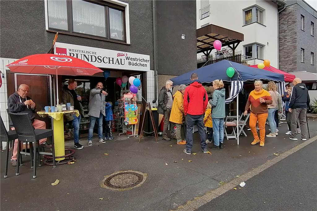 Stabwechsel in Dortmunder Kult-Kiosk: Bratwurst und Wehmut unter dem Pavillon Viele Stamkunden und die Familie der neuen Inhaberin trafen sich unter Pavillons und an Stehtischen.