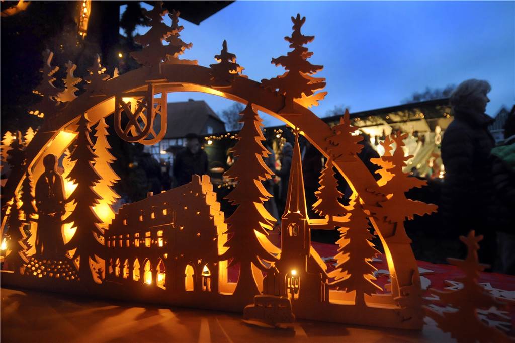 Viele stimmungsvolle Deko-Ideen zum Fest bietet jedesmal der Weihnachtsmarkt „Bürger für Bürger“.