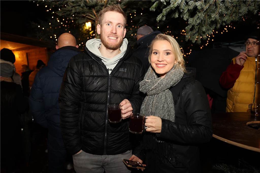 Zwei Menschen im Glitzerwald