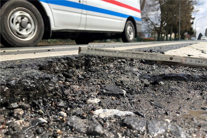 Buckelpiste Dortmund: Schlaglöcher werden „größer und tiefer“ Viele Straßen in Dortmund sind durchzogen von tiefen Schlaglöchern. In den ersten drei Monaten dieses Jahres fanden trotz zahlreicher Schäden weniger Ausbesserungs-Arbeiten statt als noch im selben Zeitraum des letzten Jahres (Symbolbild).