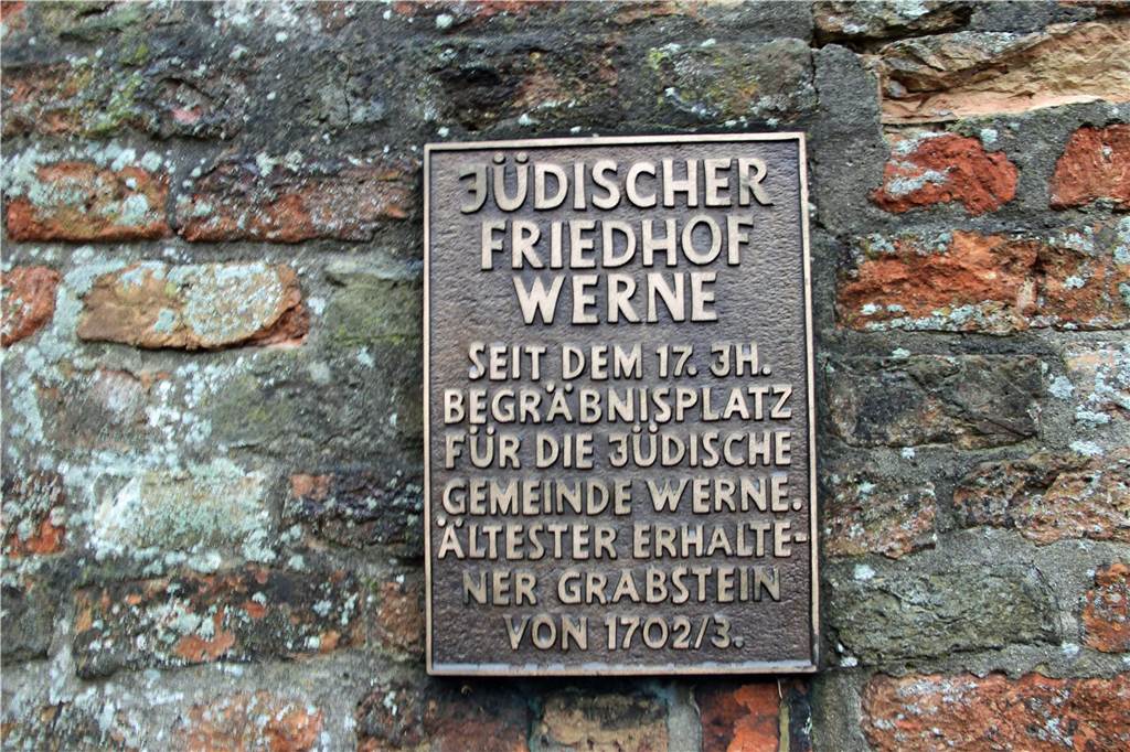 Die Tafel mit der Aufschrift "Jüdischer Friedhof" hängt heute an der Stadtmauer von Werne