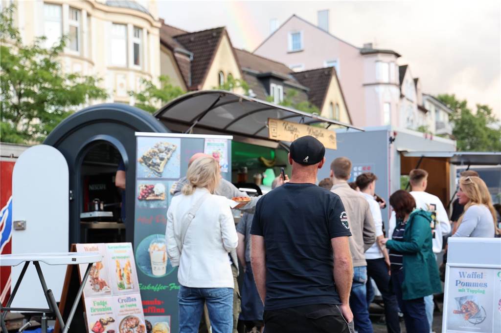 Viele Streetfood-Stände haben sich ringsum den aufgeschütteten Strand angesiedelt. Der Andrang auf die teils außergewöhnlichen, teils typischen Speisen war groß.