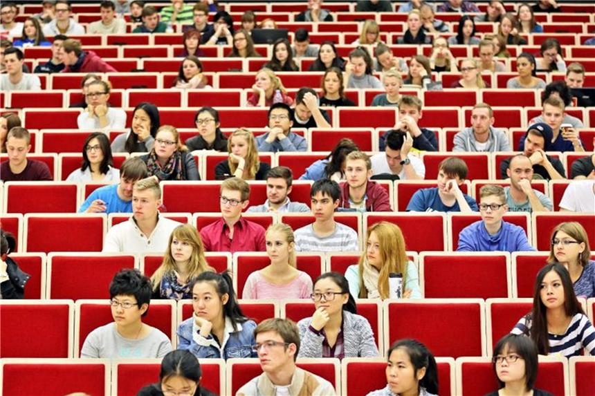 Mehr Tempo für Trendwende bei Bafög gefordert Viele Studierende leben in finanziell prekären Verhältnissen. Interessenvertreter fordern eine schnelle Anhebung der Bafög-Bedarfssätze. Foto: Jan Woitas