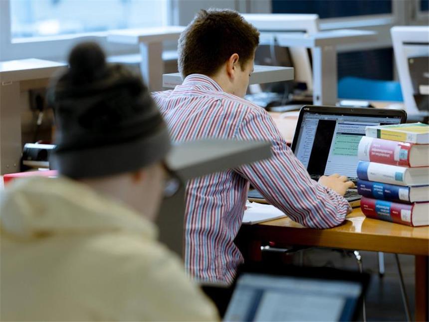 Viele Studierende sind in Vollzeit eingeschrieben, studieren aber in Teilzeit. Foto: Markus Scholz/dpa