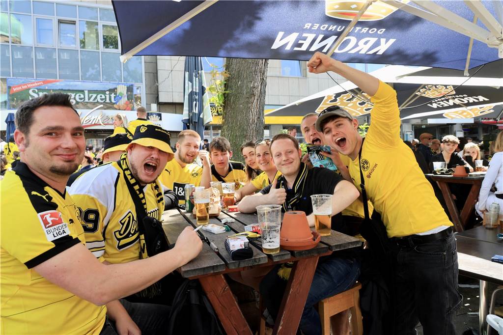 Viele Tausend Fans kamen vor dem Spiel des BVB gegen Mainz in die Innenstadt, um zu feiern.