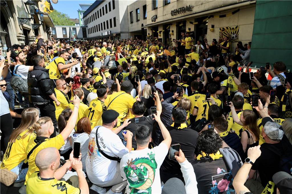 Viele Tausend Fans kamen vor dem Spiel des BVB gegen Mainz in die Innenstadt, um zu feiern.