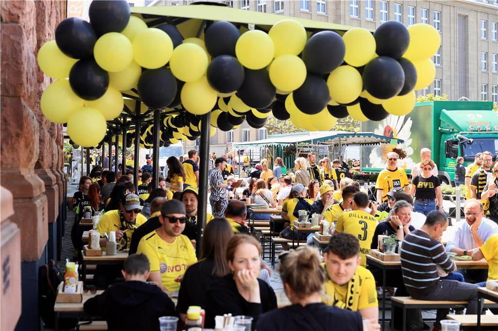 Viele Tausend Fans kamen vor dem Spiel des BVB gegen Mainz in die Innenstadt, um zu feiern.
