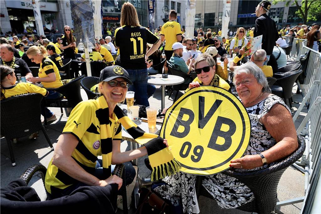 Viele Tausend Fans kamen vor dem Spiel des BVB gegen Mainz in die Innenstadt, um zu feiern.