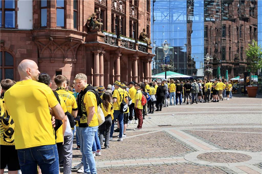 Viele Tausend Fans kamen vor dem Spiel des BVB gegen Mainz in die Innenstadt, um zu feiern.