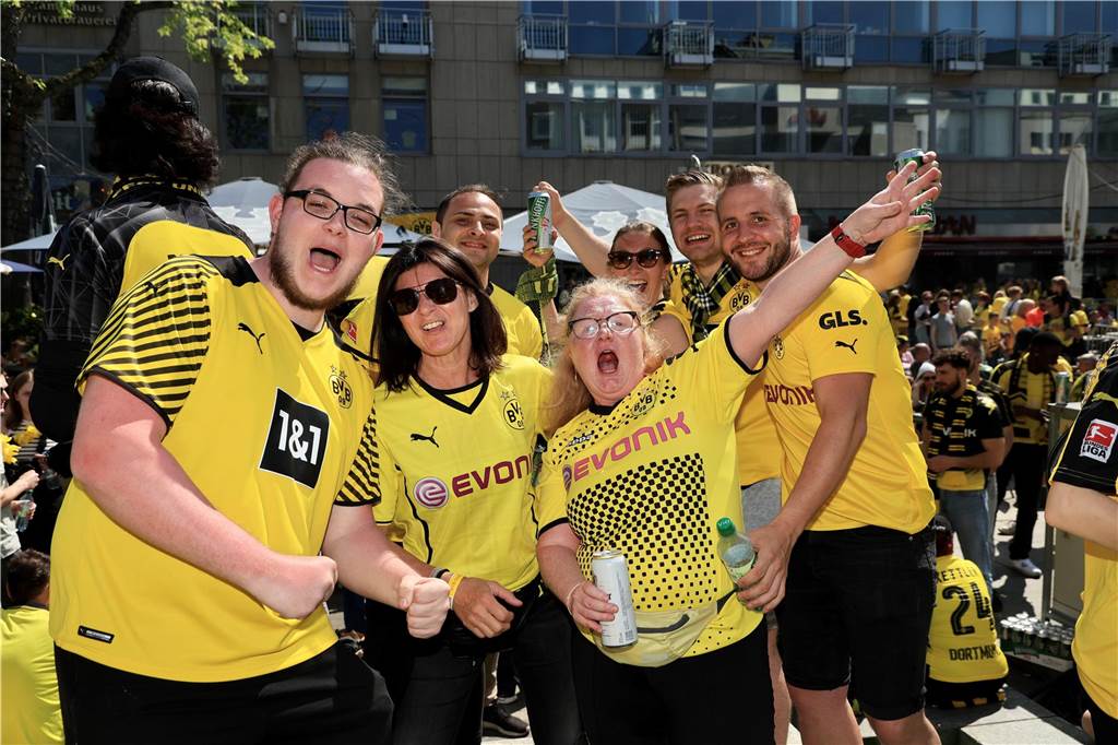 Viele Tausend Fans kamen vor dem Spiel des BVB gegen Mainz in die Innenstadt, um zu feiern.