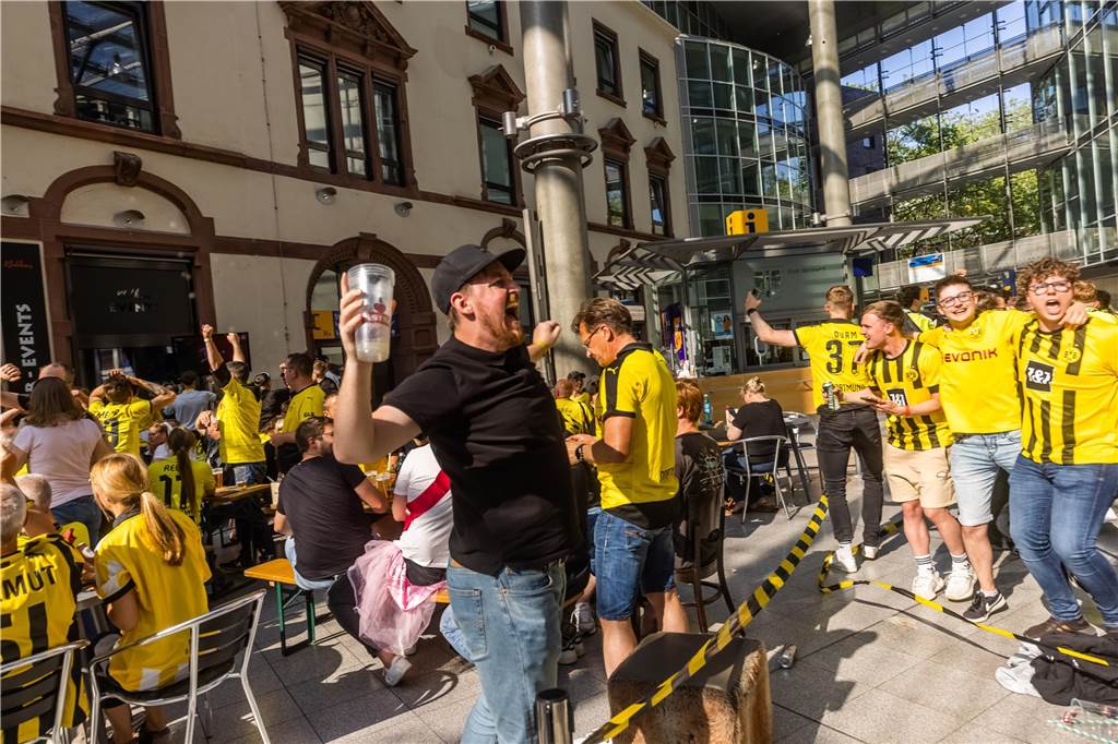 Viele Tausend Fans kamen vor dem Spiel des BVB gegen Mainz in die Innenstadt, um zu feiern.