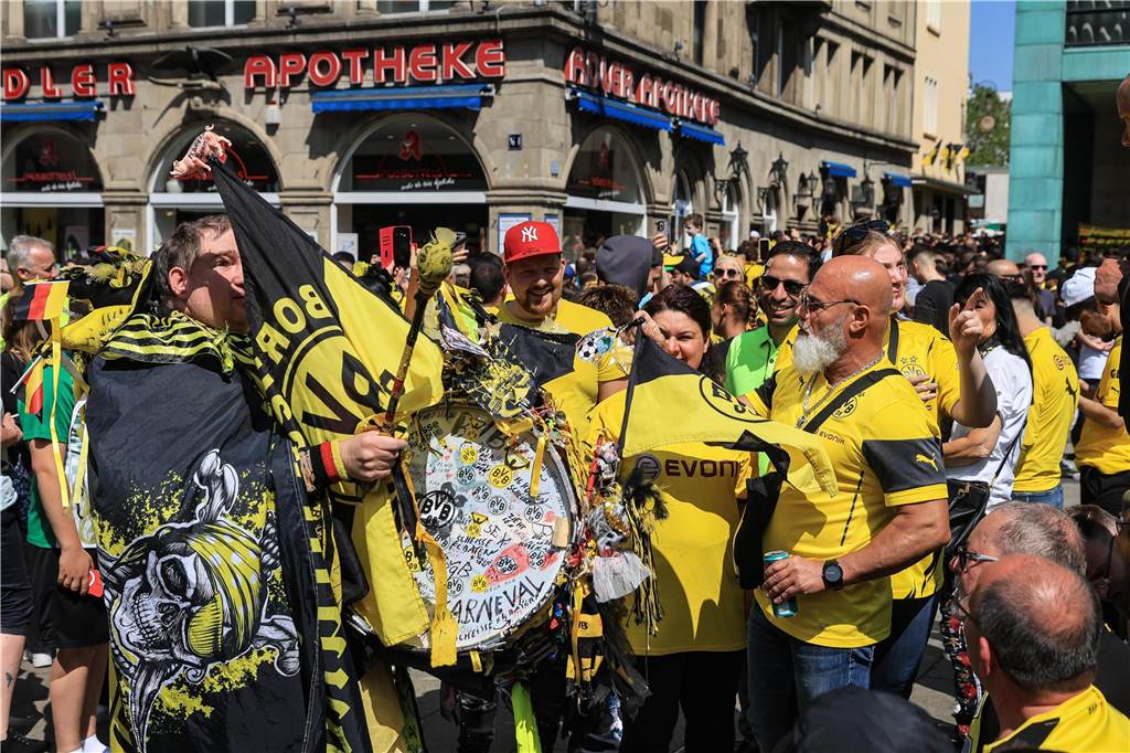 Viele Tausend Fans kamen vor dem Spiel des BVB gegen Mainz in die Innenstadt, um zu feiern.