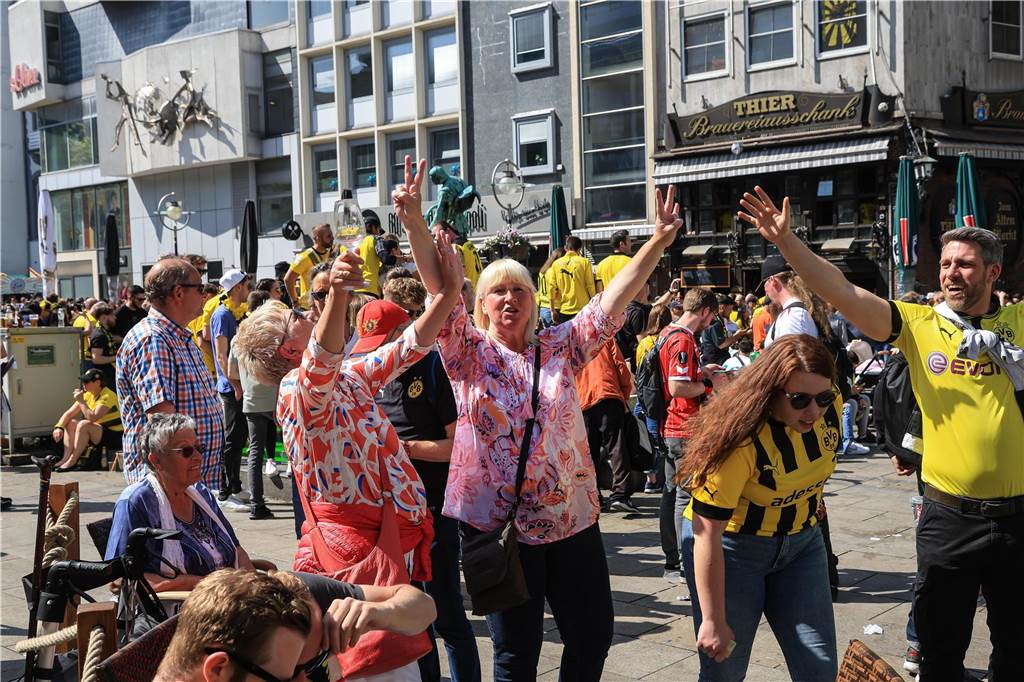 Viele Tausend Fans kamen vor dem Spiel des BVB gegen Mainz in die Innenstadt, um zu feiern.