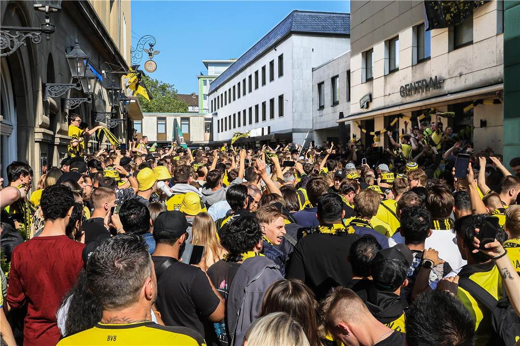 Viele Tausend Fans kamen vor dem Spiel des BVB gegen Mainz in die Innenstadt, um zu feiern.