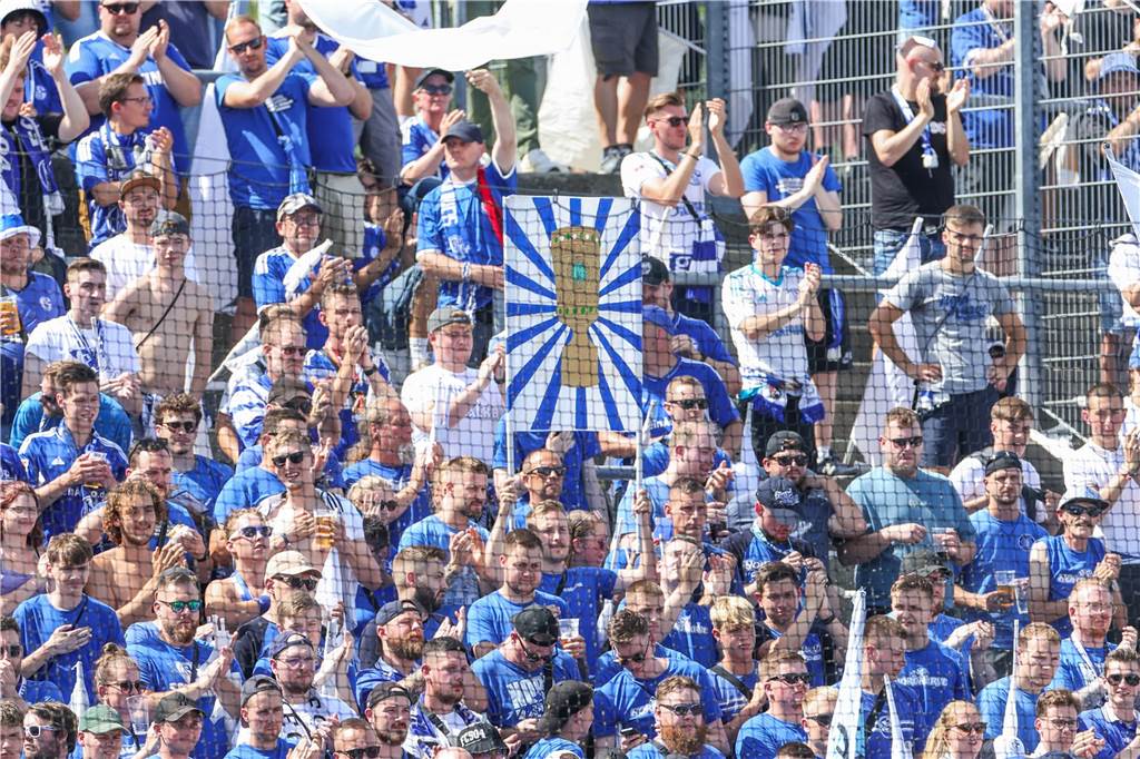 Hier sehen Sie Schalke in Hannover im TV: Viele tausend Schalker Anhänger werden in Hannover erwartet.