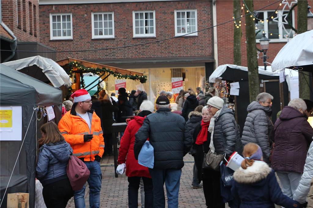 Viele Teilnehmer und Besucher stimmten sich am 1. Dezember passend zum ersten Advent auf die vorweihnachtliche Zeit ein.