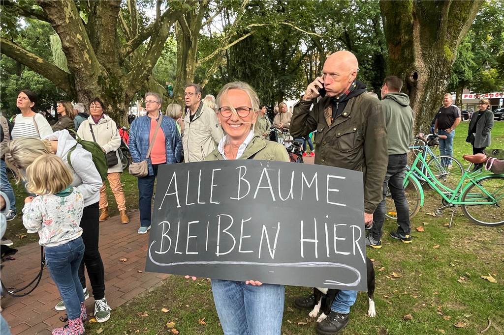 300 Halterner demonstrierten im Park: Solidarität und Kopfschütteln Demonstrantin mit Plakat